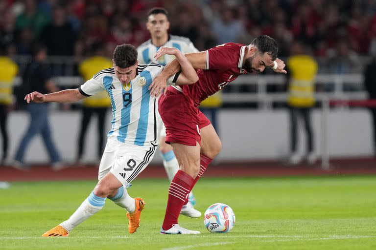 Julián Álvarez disputa un balón con Jordi Amat