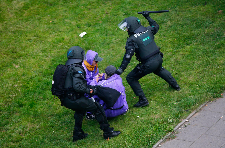 <p>Anti-G20 protesters are detained as they try to breach the security zone and disrupt the G20 summit in Hamburg, Germany, July 7, 2017. (Photo: Hannibal Hanschke/Reuters) </p>