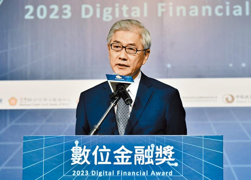 工商時報舉辦2023數位金融獎頒獎典禮，金管會主委黃天牧出席並進行頒獎。圖／顏謙隆