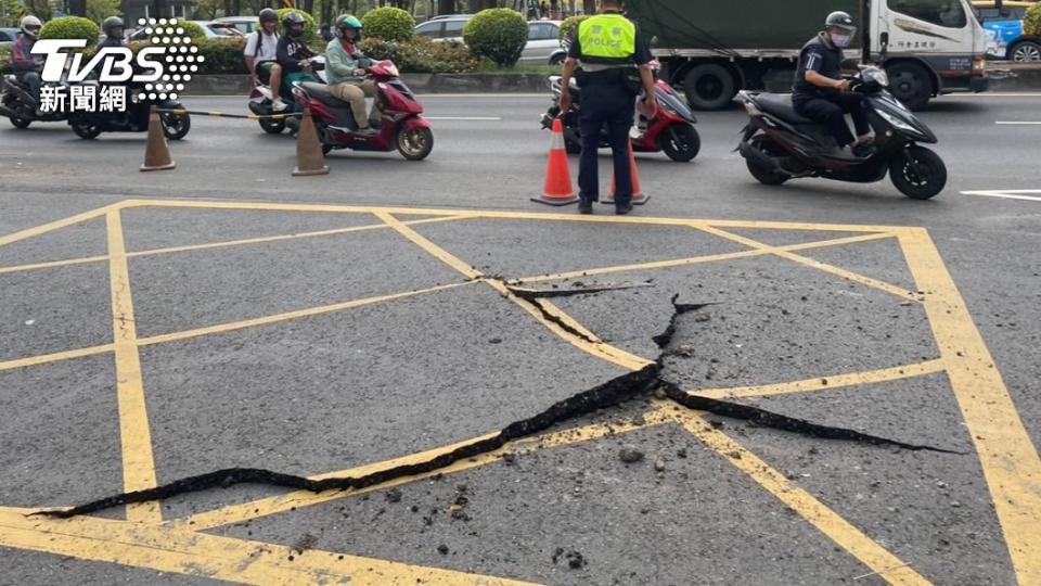 目前警方已封鎖現場，禁止人車通行。（圖／TVBS）