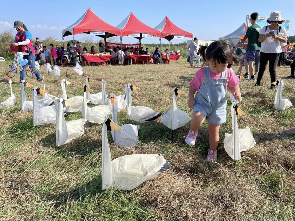 ▲精心製作的風箏在北港溪河濱公園的天空中翩翩起舞，為觀眾呈現一場絢麗多彩的視覺盛宴。(記者蘇峯毅翻攝)