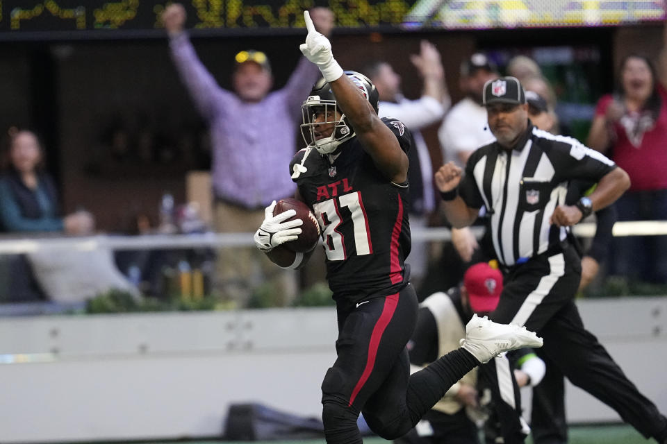 Atlanta Falcons tight end Jonnu Smith (81) runs for a touchdown after a catch during the second half of an NFL football game against the Minnesota Vikings, Sunday, Nov. 5, 2023, in Atlanta. (AP Photo/Mike Stewart)