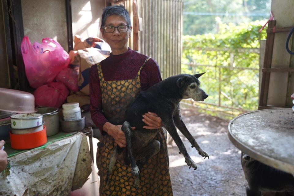 民間動物收容所管理人和動物合照。   圖：新北市動保處提供