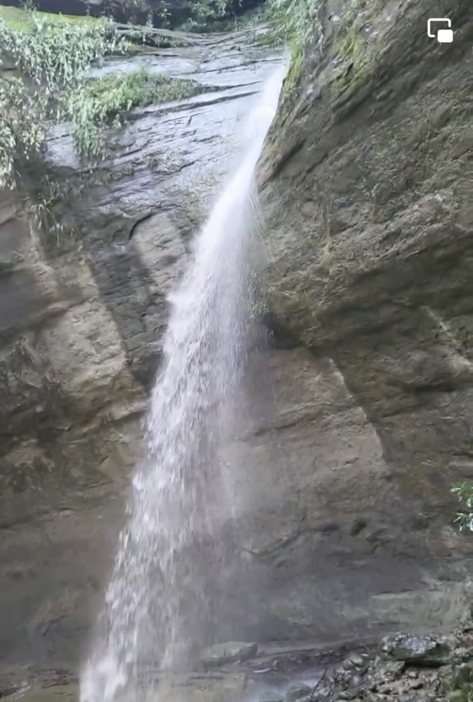 連日來陣雨，楠西區蝙蝠洞景觀形成黃河之水天上來的美景。 （記者張淑娟攝）