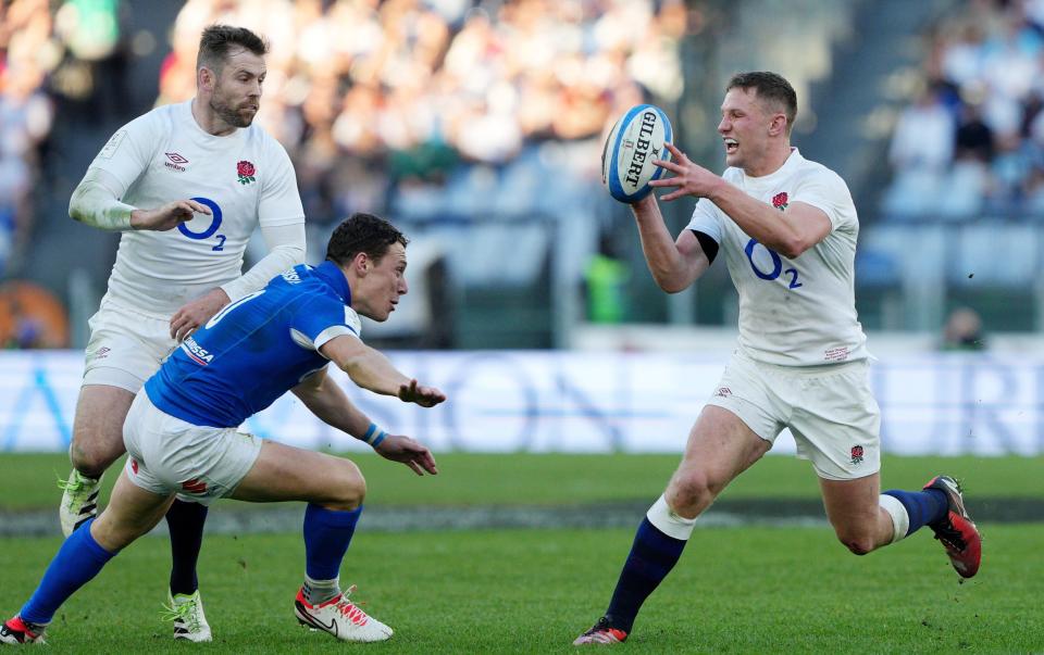Franser Dingwall passes the ball during England's Six Nations win over Italy