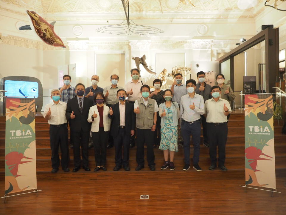 臺灣生物多樣性資訊聯盟成員合影(前排左4為臺博館館長洪世佑，左5為TBIA會長楊嘉棟，右1為水利署主秘蔡孟元) (臺博館提供)