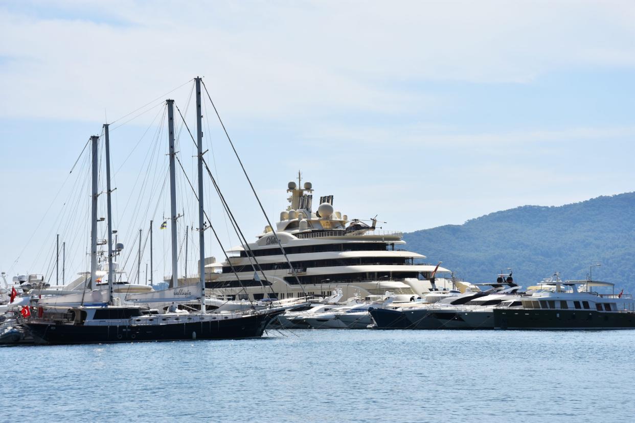 Die Yachten vieler Oligarchen wurden beschlagnahmt, so wie hier die "Dilbar" von Alischer Usmanow. - Copyright:  picture alliance / AA | Sabri Kesen