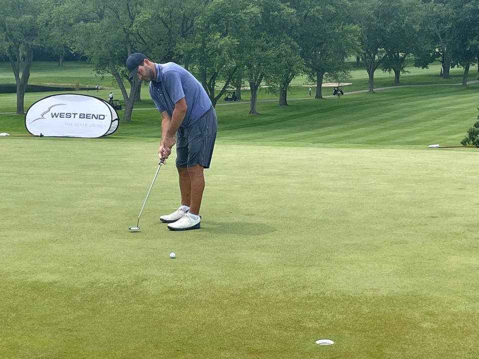 El ex mariscal de campo de los Dallas Cowboys y actual analista de la NFL de CBS, Tony Romo, calienta el lunes antes del Wisconsin State Amateur en The Legend en Merrill Hills en Waukesha.