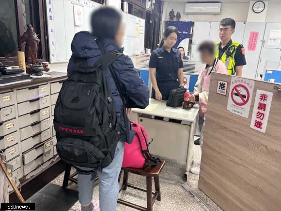 王姓精障女子從金門飛到臺灣迷途，基隆警方巡邏發現，通知遠在350公里外的家人飛到臺灣領回。（記者趙智偉翻攝）