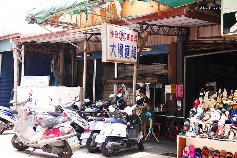 沙鹿隱藏海線傳統市場在地人氣老攤～銅板價小碗滿料大腸麵線酸香開胃！