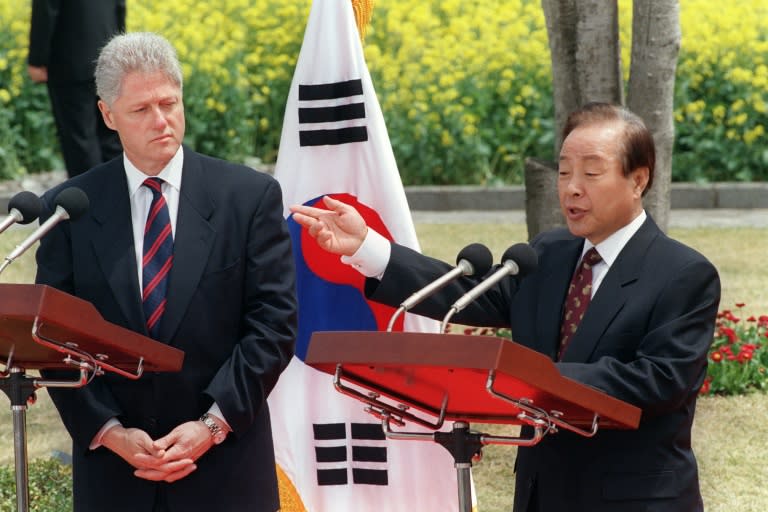 Then South Korean President Kim Young-Sam (R) adresses a press conference with then US President Bill Clinton (L) in the garden of the Shilla Hotel in Cheju Island on April 16, 1996