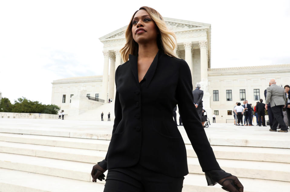 L'actrice et défenseure des droits des transgenres Laverne Cox quitte la Cour suprême des États-Unis après que le tribunal a tenu des plaidoiries dans l'affaire des droits des transgenres 