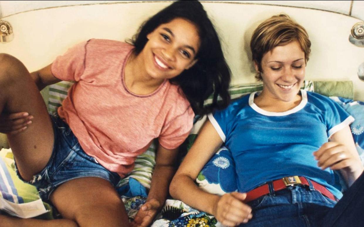 Rosario Dawson and Chloe Sevigny on the set of Kids - Alamy