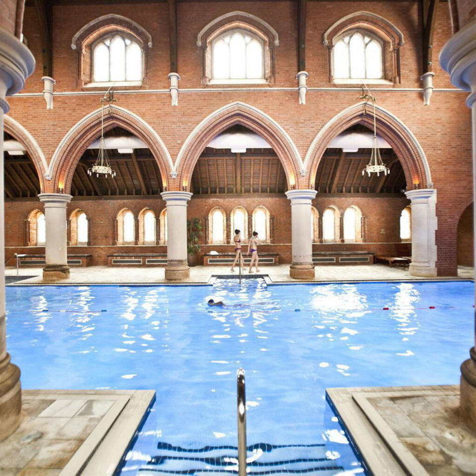 <p>Una iglesia de estilo victoriano del siglo XVIII del municipio de Redbridge es hoy un gimnasio de la cadena Virgin. Destaca sobre todo por la increíble piscina interior de 24 metros construida en la antigua nave central del templo. (Foto: Instagram / @virginactiveuk). </p>