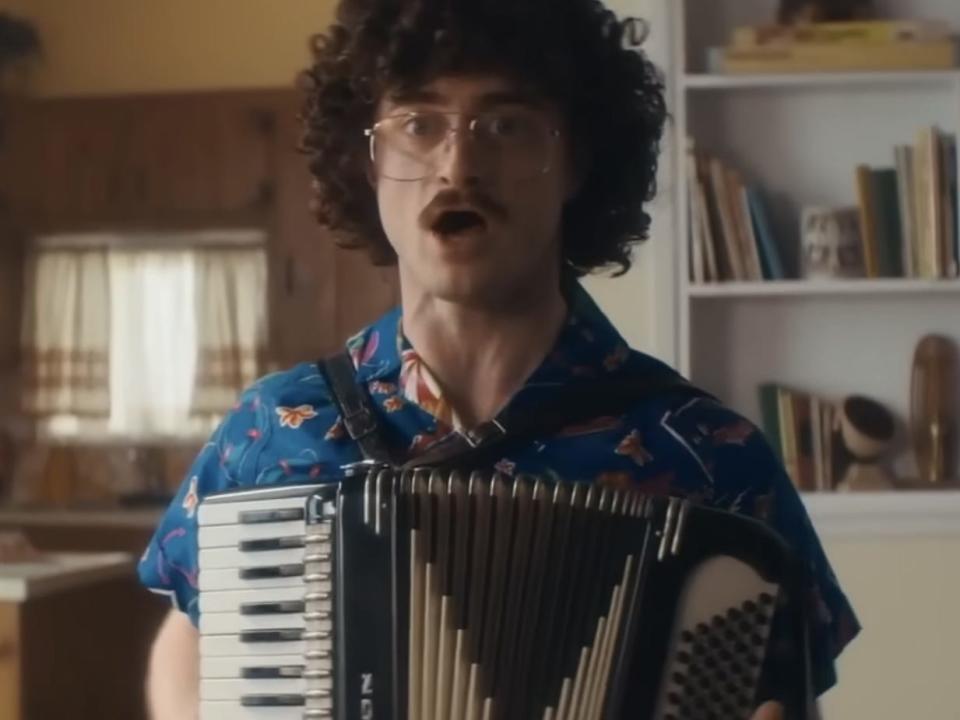 daniel radcliffe as al yankovic playing the accordian in weird the al yonkovic story