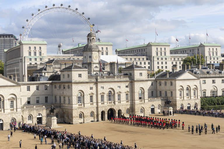 Miembros de las fuerzas armadas marchan detrás del féretro de la reina Isabel II