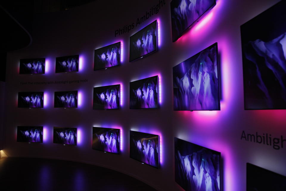 Exposición de televisores Philips con Ambilight. (Foto: Bildquelle/ullstein bild via Getty Images)