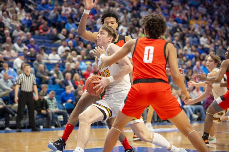 Lyon County’s Brady Shoulders (22) drives against Newport’s Taylen Kinney (0) during last year’s Sweet 16. Both Shoulders and Kinney are future college basketball players who will be playing in the Sweet 16 state tournament again this week.