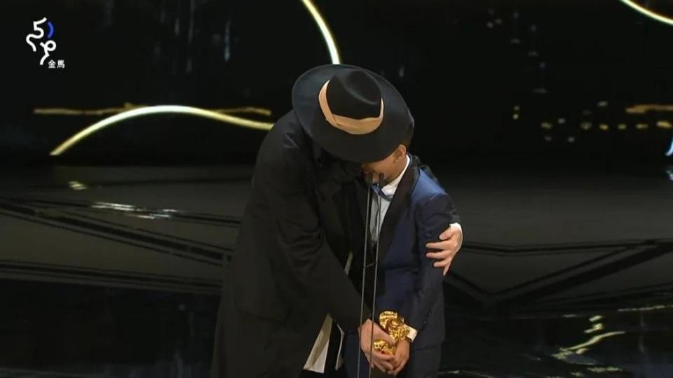 林諾在台上哭了出來，黃秋生把獎座交到對方手上並安慰他。