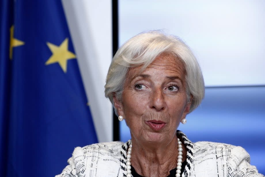 Christine Lagarde vor europäischer Flagge