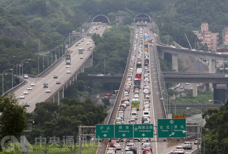 高公局預測中秋節及國慶日連續假期國5嚴重大塞車，將首次封閉石碇及坪林南下入口。（中央社／資料照片）