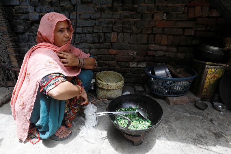 The Wider Image: In hottest city on Earth, mothers bear brunt of climate change