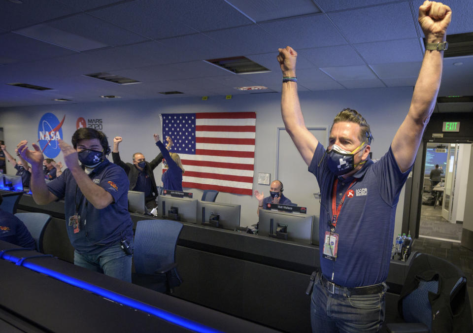 NASA火星探測車「毅力號」成功登陸火星，NASA工作人員振臂歡呼。圖片來源：Reuters。