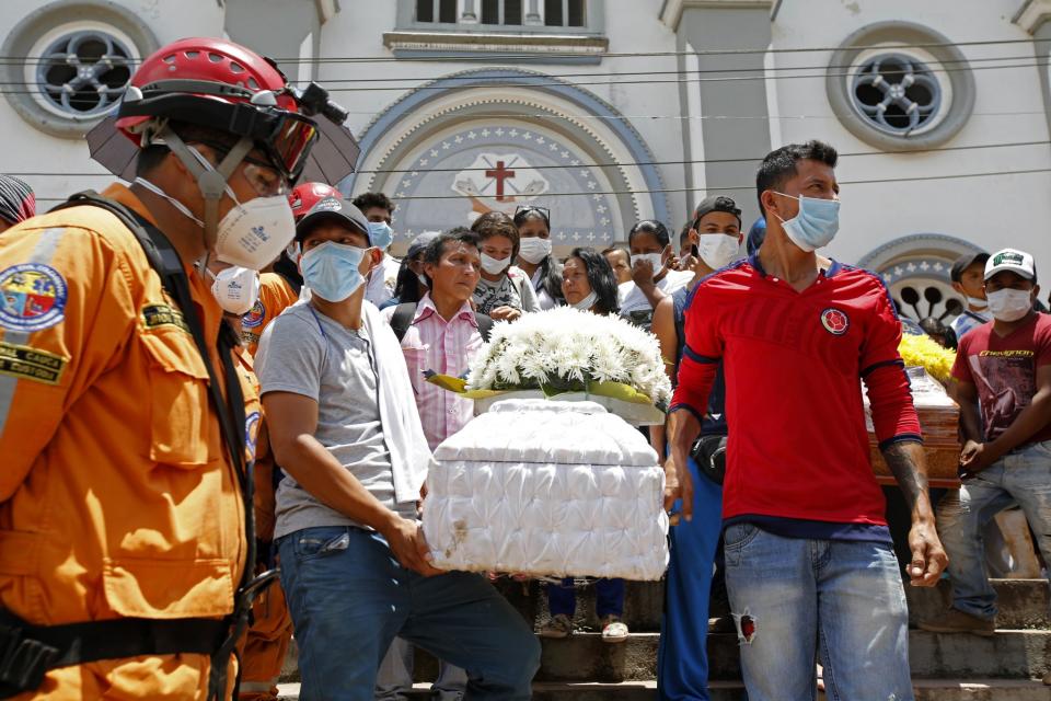 <p>Verwandte, Nachbarn und Rettungskräfte tragen während einer Massenbeerdigung der Opfer der verheerenden Überschwemmung in Mocoa in Kolumbien Särge aus einer Kirche. Bei dem Unglück kamen mindestens 273 Menschen ums Leben. (Bild: AP Photo/Fernando Vergara) </p>