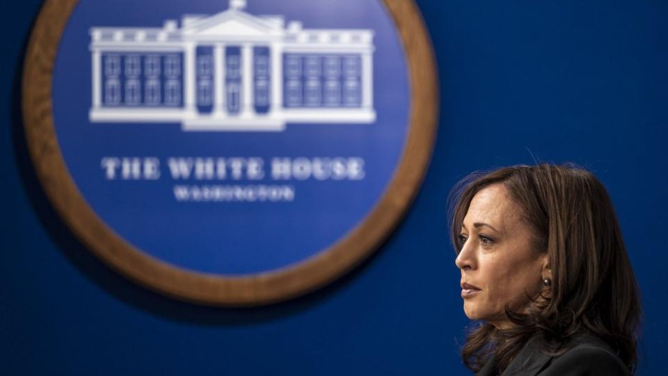 Kamala Harris con el emblema de la Casa Blanca de fondo