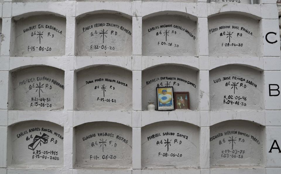 Nichos en el cementerio "El Ángel", el cementerio más antiguo y grande en Lima, Perú, el 24 de agosto de 2020. (AP Foto/Martín Mejía)