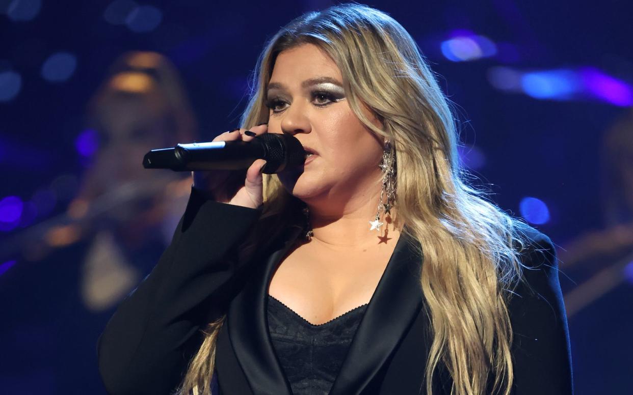 Sängerin Kelly Clarkson reagierte auf Anschuldigungen aus den Memoiren des ehemaligen RCA Records-Chefs Clive Davis, worin es unter anderem über ihren Hit "Since U Been Gone" geht. (Bild: 2023 Getty Images/Monica Schipper)