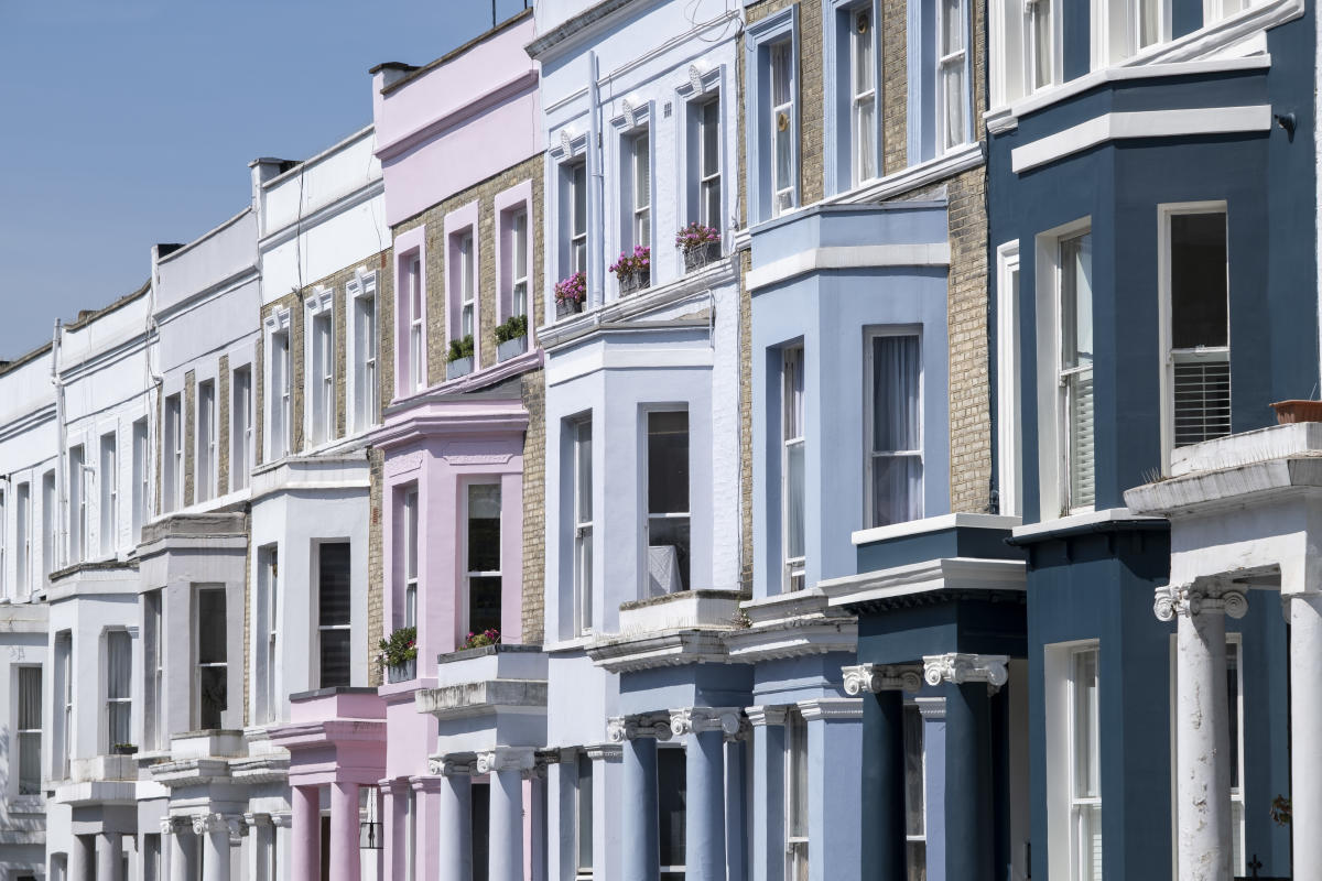 UK house prices rise for third straight month amid falling mortgage rates