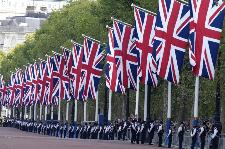 Policías y banderas británicas a lo largo del Mall