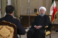 <p>Irans Präsident Hassan Rouhani gibt in Teheran ein Fernsehinterview. Er wolle bei außenpolitischen Problemen ganz auf Diplomatie bauen, so der Staatschef. Außerdem sprach er in dem Interview über die Spannungen zwischen dem Iran und Saudi-Arabien sowie über das Verhältnis zu Nachbarstaaten wie der Türkei und Pakistan. (Bild: Iranian Presidency Office/AP Photo/dpa) </p>