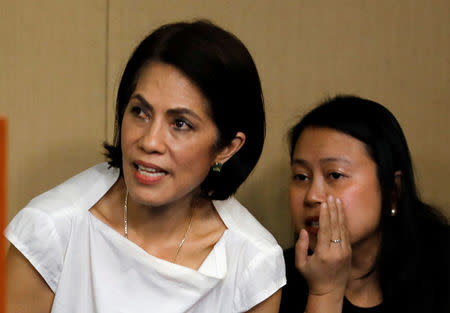 An aide whispers at Philippine Environment Secretary Regina Lopez at the presidential palace in Manila, Philippines February 9, 2017. REUTERS/Erik De Castro