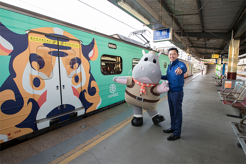 林智堅市長與行銷大使樂樂體驗台鐵六家線動物彩繪列車
