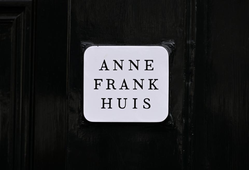 <span>La porte de la maison d'Anne Frank, où elle s'est cachées dans l'annexe secrète, à Amsterdam</span><div><span>JOHN THYS</span><span>AFP</span></div>