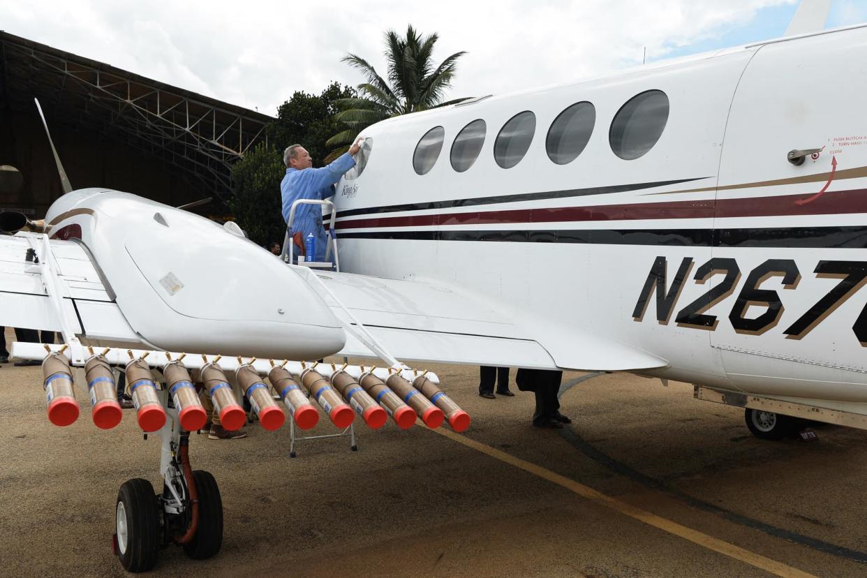 Un avion équipé d'iodure de sodium, de chlorure de sodium et de chlorure de potassium pour l'ensemencement de nuage, à l'aéroport de Jakkur, en Inde, le 21 août 2017. - MANJUNATH KIRAN / AFP