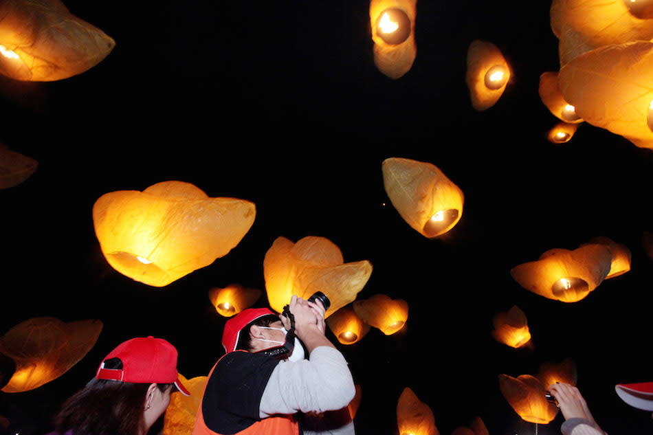 透過滿天飛舞的元寶天燈，希望大家在新的一年，全民發大財、好運旺旺來！