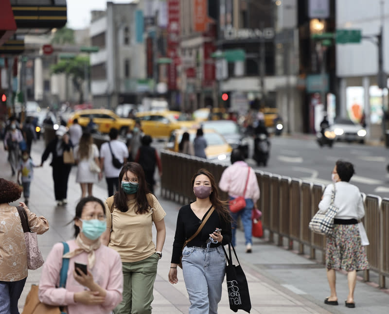 疾管署預估新冠肺炎第4波流行大約會在6月底、7月達高點，並推論第4波疫情的重複感染率約2成，多達8成是初次染疫。（中央社資料照）