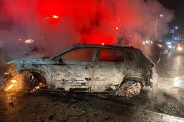 Auto incendiado tras hechos de violencia en Tabasco.