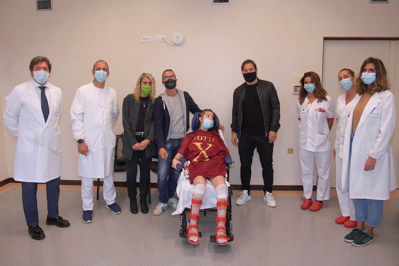 El excapitán de la AS Roma Francesco Totti se reúne con Ilenia Matilli, de 19 años y quien recientemente despertó de un coma luego de un grave accidente de tránsito en diciembre, en el hospital Gemelli de Roma