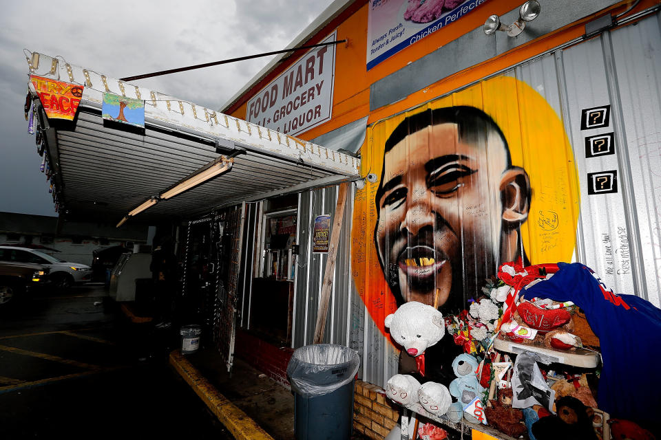 A mural outside the store&nbsp;where Alton Sterling was shot and killed by police in Baton Rouge, Louisiana. (Photo: Sean Gardner via Getty Images)