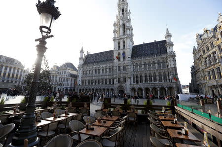 An empty terrace is pictured on Brussels' Grand Place, December 31, 2015. REUTERS/Francois Lenoir