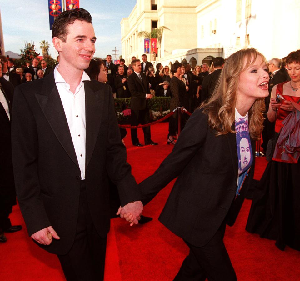 Actress Samantha Morton arrives with her boyfriend actor Charlie Creed at the Shrine Auditorium in Los Angeles for the 72nd Academy Awards Sunday, March 26, 2000. (AP Photo/Chris Pizzello).