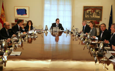 Spanish Prime Minister Mariano Rajoy (C) presides over his first cabinet meeting after winning a parliamentary confidence vote for a second term ending 10 months of political paralysis that included two inconclusive elections, at the Moncloa Palace in Madrid, Spain November 4, 2016. REUTERS/Sergio Perez