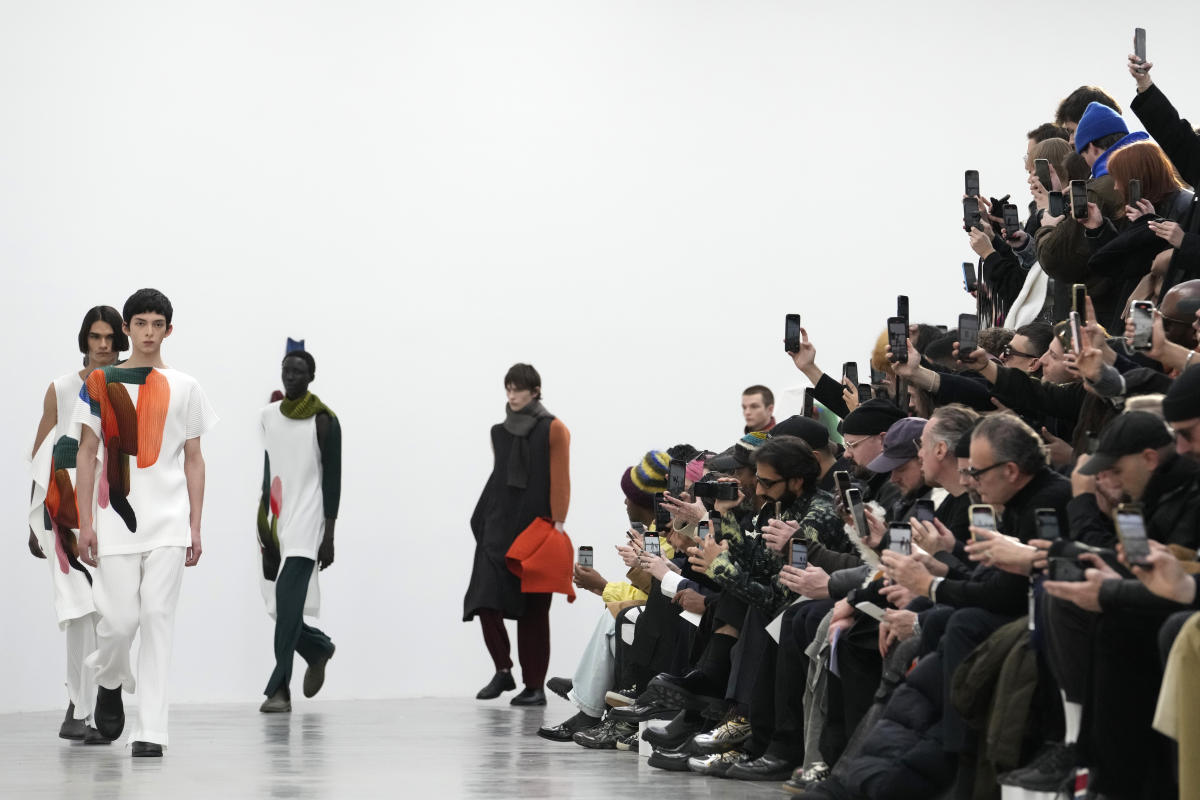 Issey Miyake muestra una pantalla a color en la Semana de la Moda de París