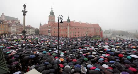 Thousands of people gather during an abortion rights campaigners' demonstration to protest against plans for a total ban on abortion in front of the Royal Castle in Warsaw, Poland October 3, 2016. Agencja Gazeta/Slawomir Kaminski/via REUTERS/File Photo