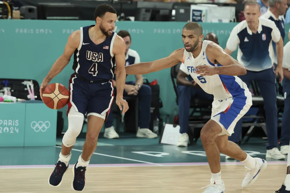 Stephen Curry與Nicolas Batum。(Photo by Jean Catuffe/Getty Images)