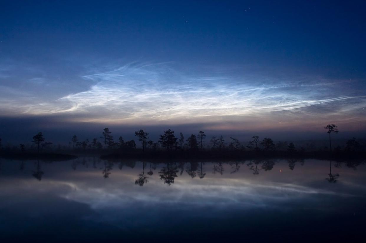 Nubes noctilucentes sobre Parque nacional de Soomaa (Estonia) | imagen Martin Koitmäe, Wikipedia CC